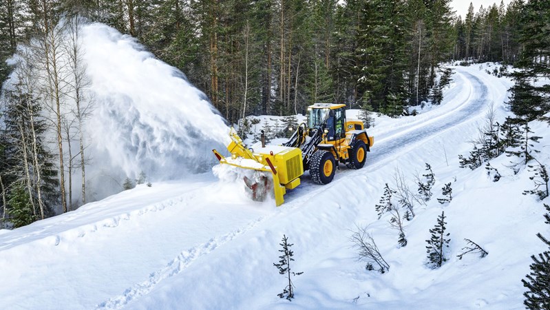 457 wheel loader in snow