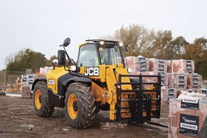 531-70 loadall lifting bricks