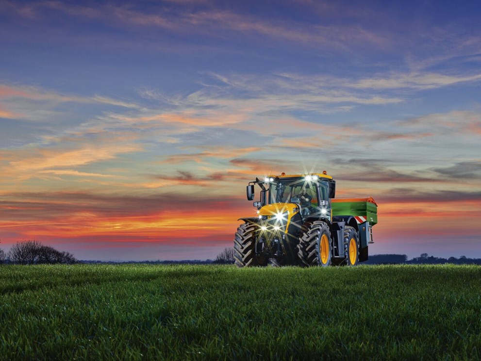 Fastrac 4000 application Stage V during Sun set