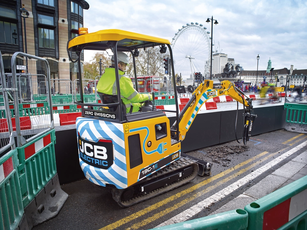 19C-1E Electric Mini Excavator London Outdoors