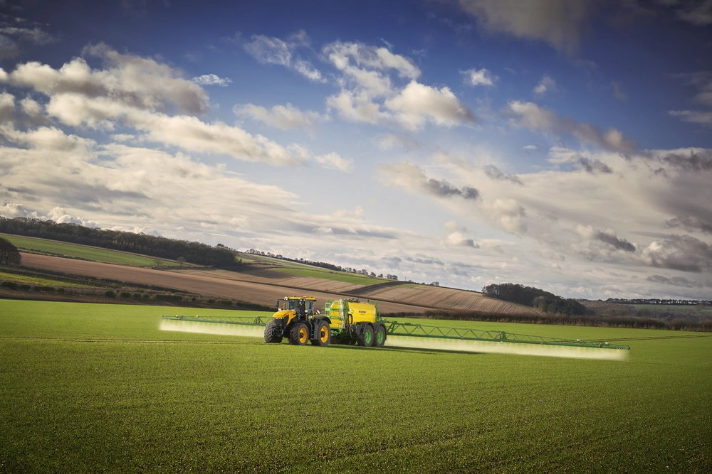 Fastrac 8330 iCON spraying application