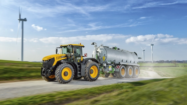 Fastrac 8330 iCON roading while towing 