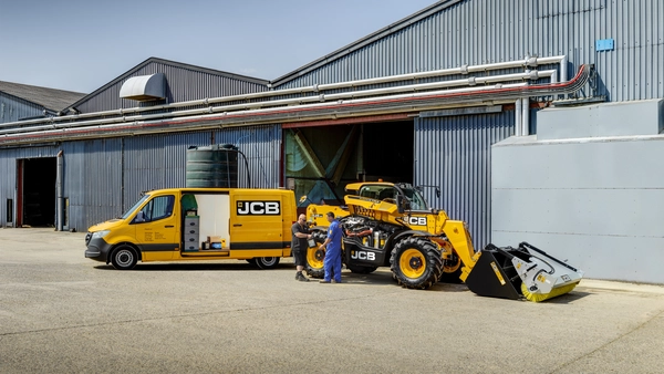 Service_Shot_2_THL_536-95