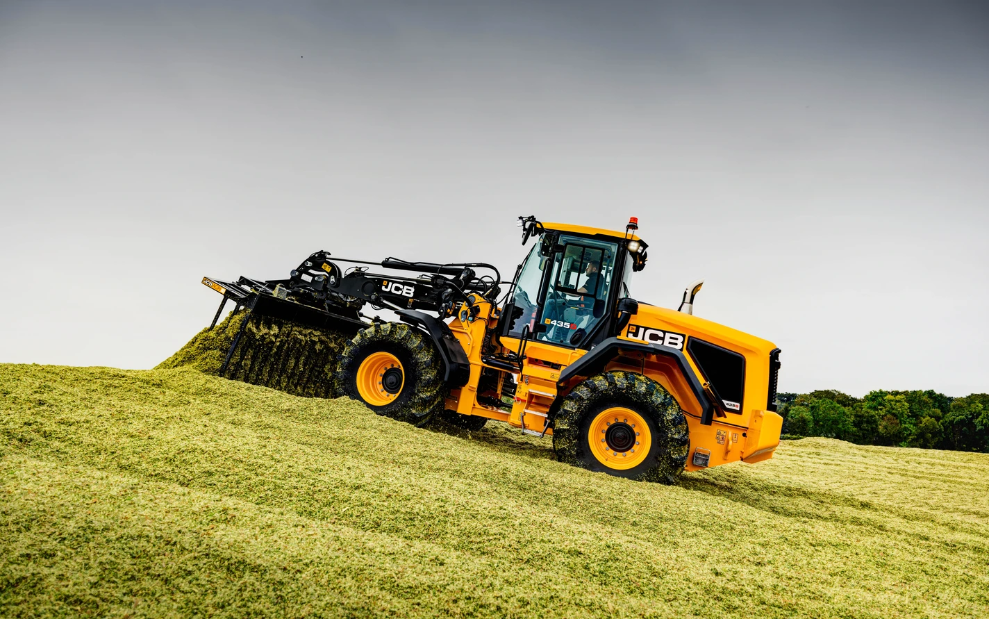 435S wheel loader on a maize clamp 