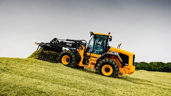 435S wheel loader on a maize clamp 