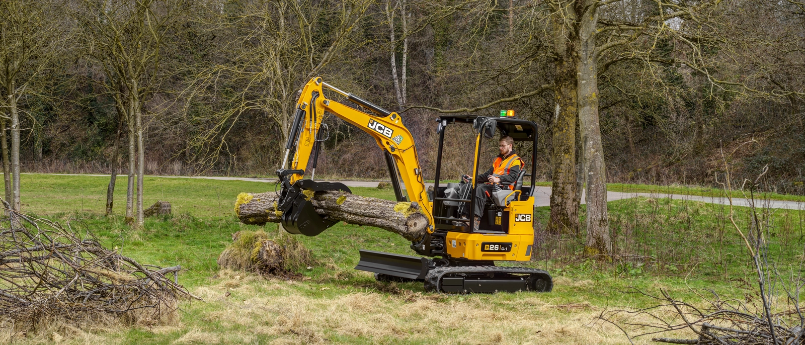 26C - MEX Hydraulic Thumb + GP Bucket - application image