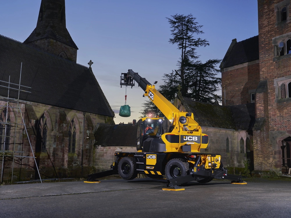 JCB 558-260R PRO Rotating Telehandler lifting