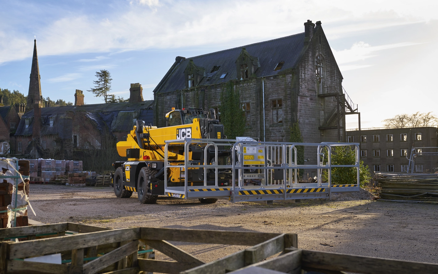 JCB 558-260R PRO Rotating Telehandler Work Platform fully extended