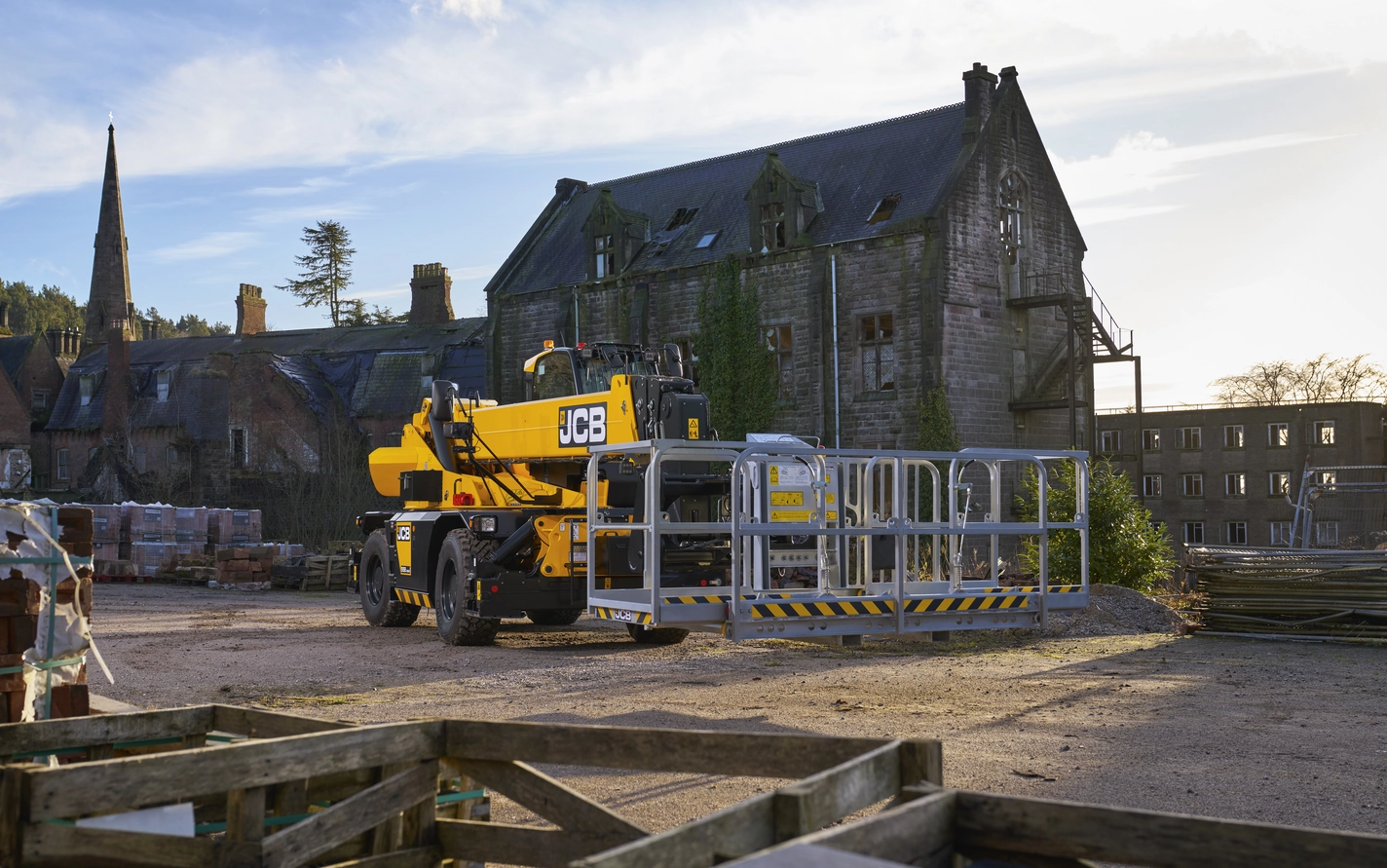 JCB 558-260R PRO Rotating Telehandler Work Platform extended