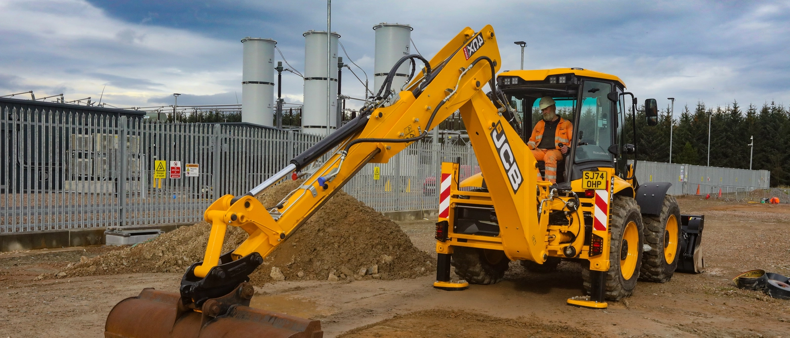 4CX Backhoe - Currie Contractors - Image 2