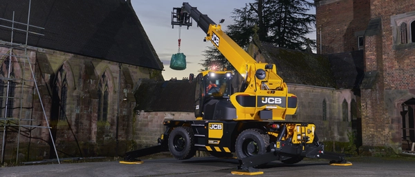 JCB 558-260R PRO Rotating Telehandler lifting