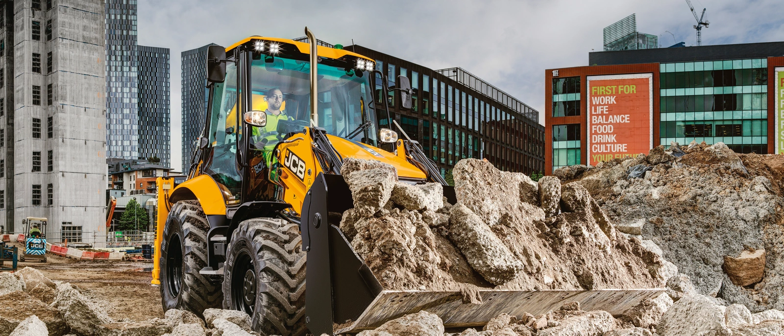 4CX- DualDrive Backhoe Loader- Stage V- Application Image LR