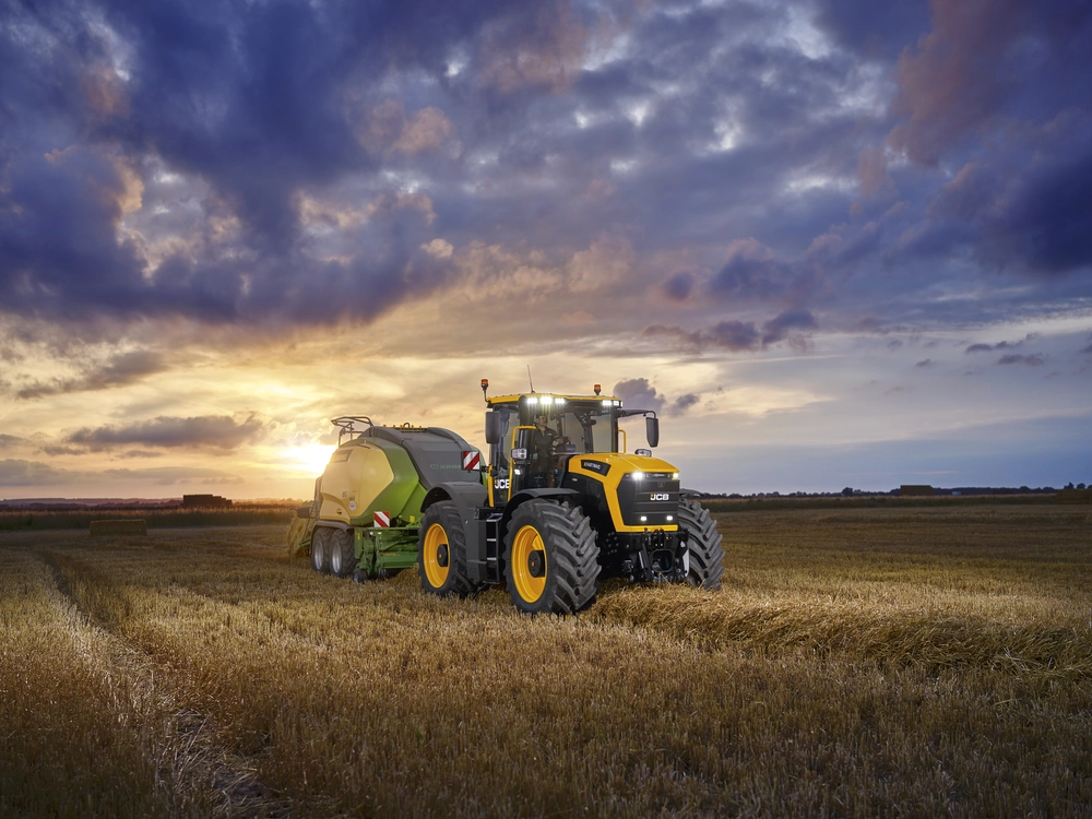 Fastrac 6000 Series - 6300 - Stage V - Baling application at sunset