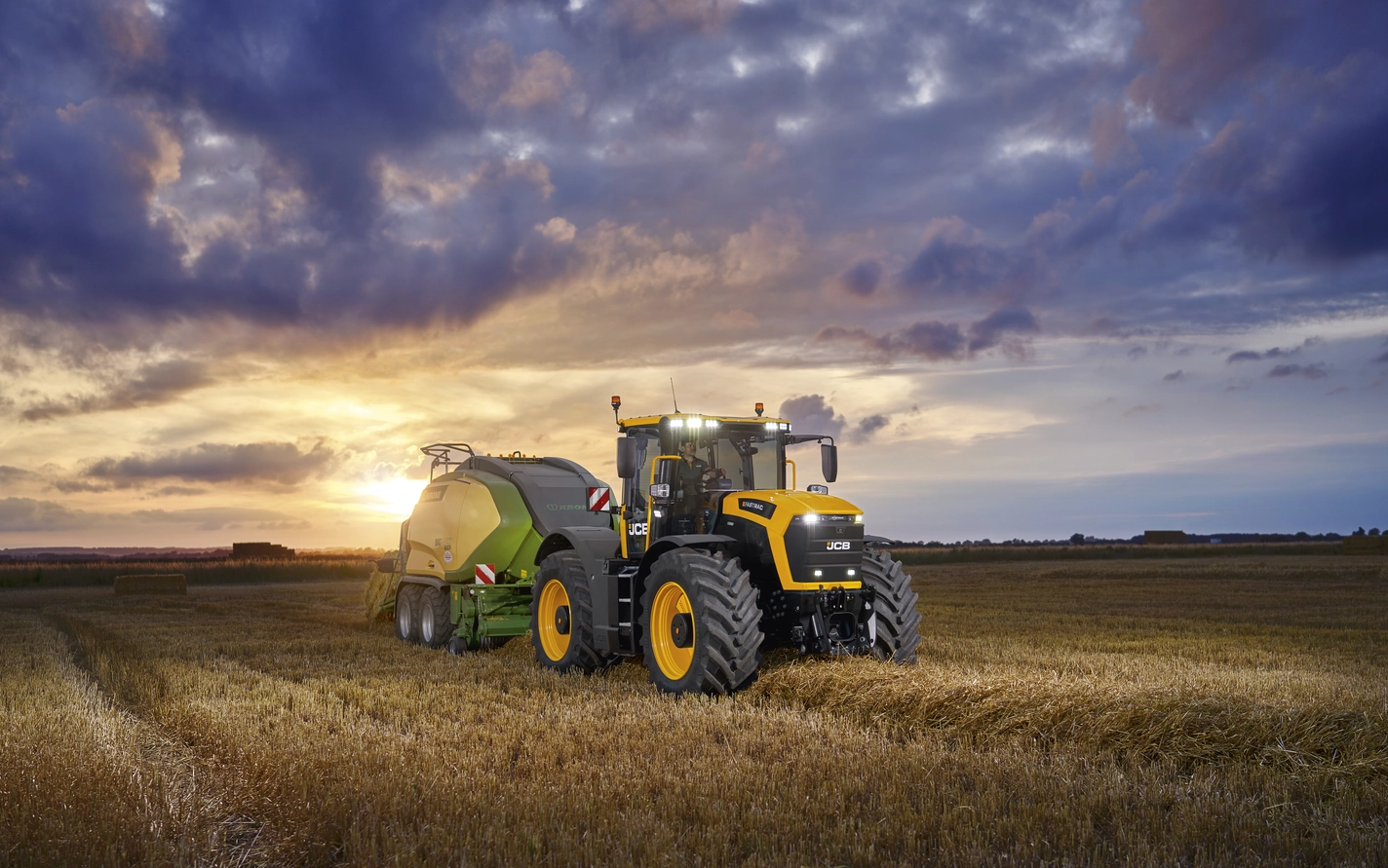 Fastrac 6000 Series - 6300 - Stage V - Baling application at sunset
