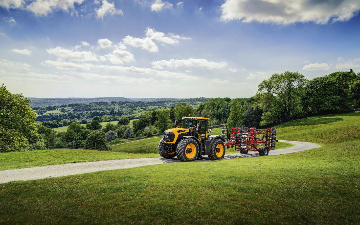 Fastrac 6000 Series - 6300 - Stage V - Roading with cultivator