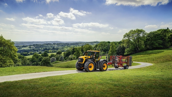 Fastrac 6000 Series - 6300 - Stage V - Roading with cultivator