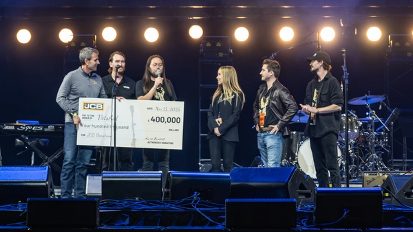 Vetsaid- Check- Front stage -Concert Photo