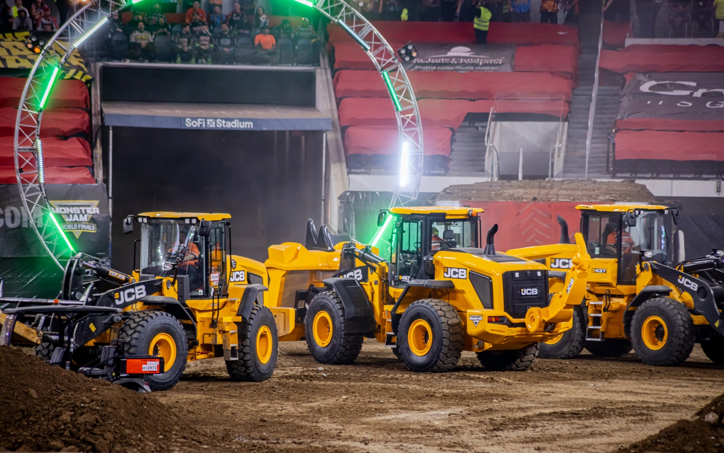 en-us-Wheel Loader- Dirt Squad-Monster Jam-Photo