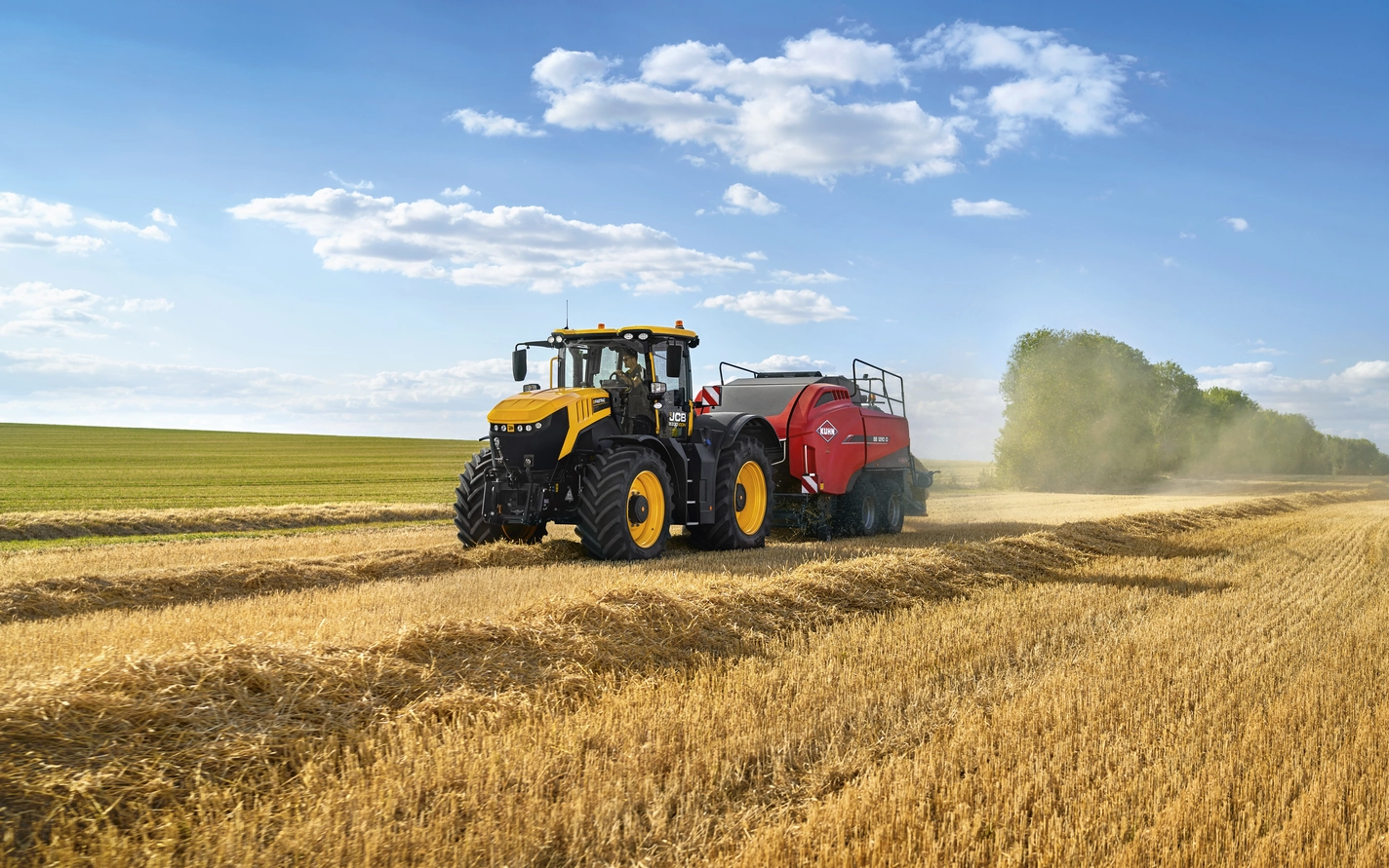 Fastrac 8330 iCON baling application