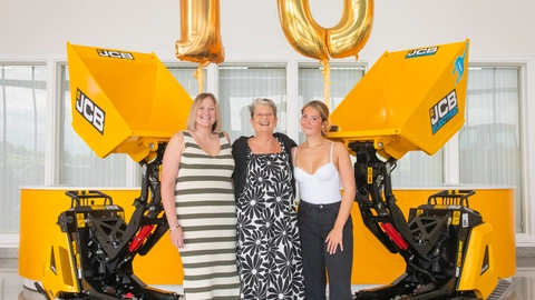 Janet Matthews (centre) is flanked by daughter Jenny Lowe and granddaughter Maisie-2