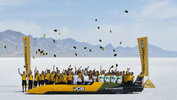 Hydrogen-powered JCB Hydromax sets 406.320 mph world land speed record
