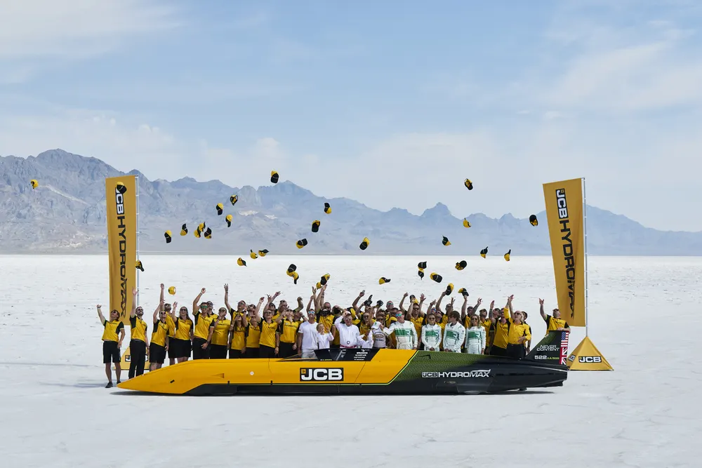 Hydrogen-powered JCB Hydromax sets 406.320 mph world land speed record