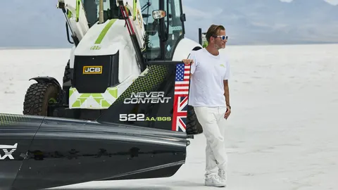 George Bamford, vicepresidente, junto a la retroexcavadora JCB Hydromax y la retroexcavadora de hidrógeno JCB 3CX