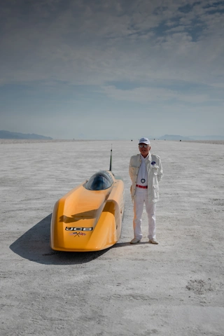 Lord Bamford, presidente de JCB, junto a la JCB Hydromax