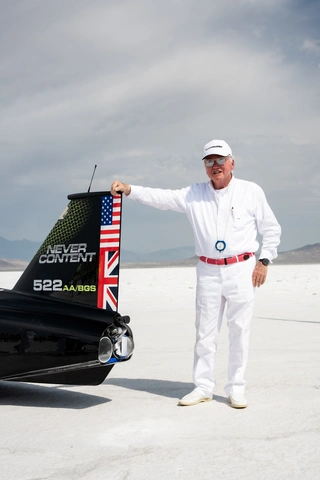 Lord Bamford, presidente de JCB, junto a la JCB Hydromax