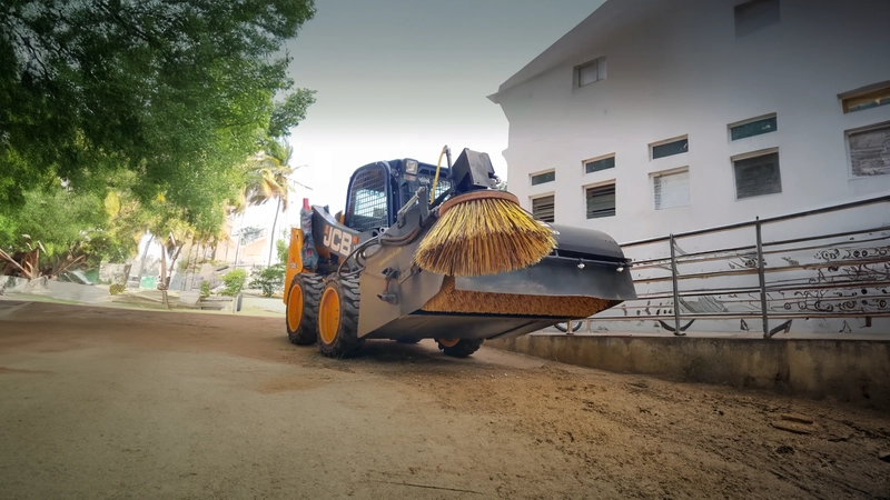 EN-IN-Sweeper Collector – Skid Steer Loader